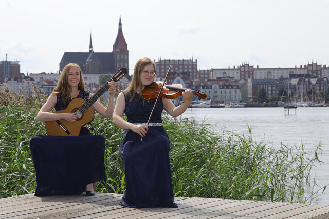 Das Duo auf einem Steg an der Unterwarnow in Rostock