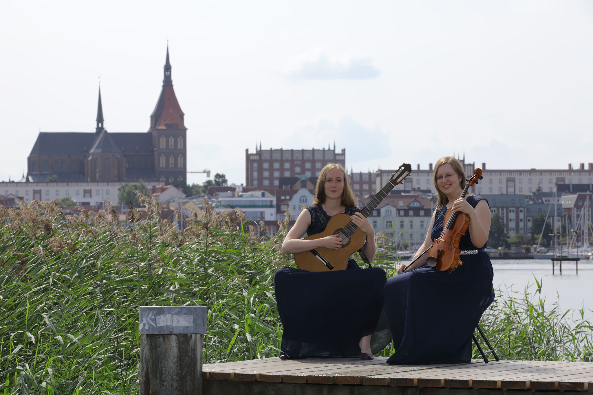 Annika Beichler (r.) und Claudia Kluck mit ihren Instrumenten vor der Unterwarnow in Rostock