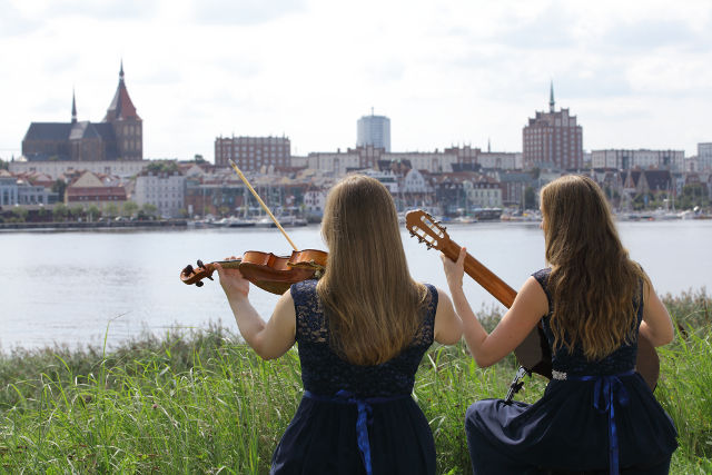 das Duo spielt vor der Unterwarnow in Rostock