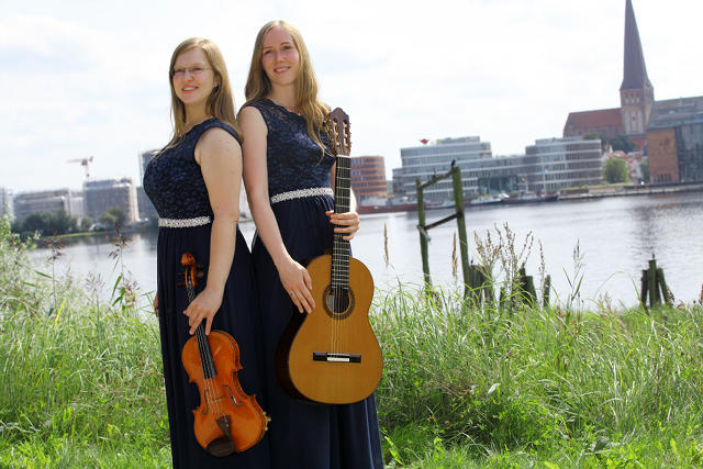 das Duo präsentiert seine Instrumente